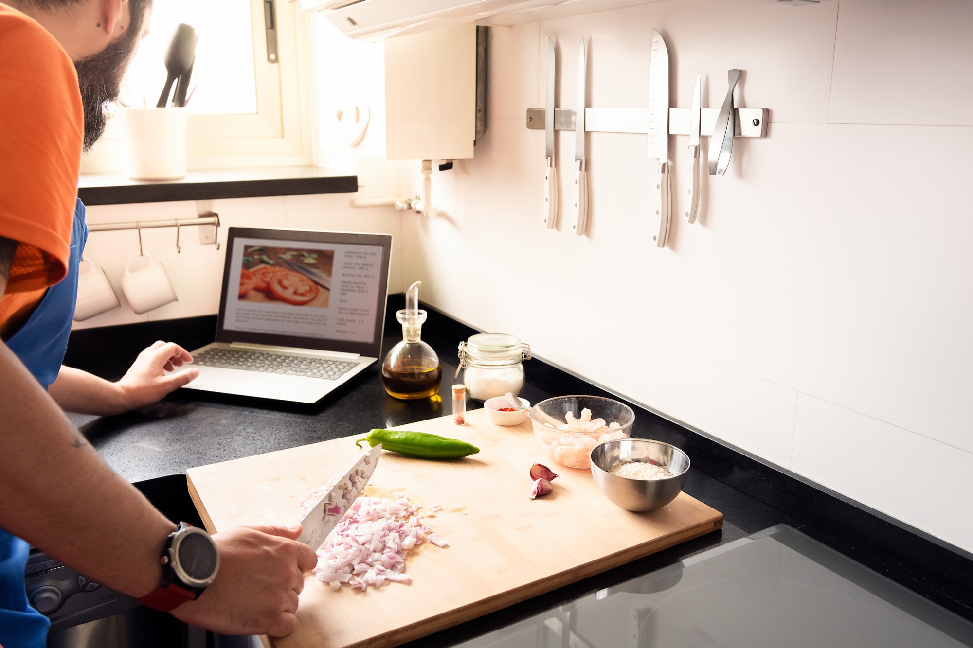 Piccola cucina professionale con strumenti ordinati