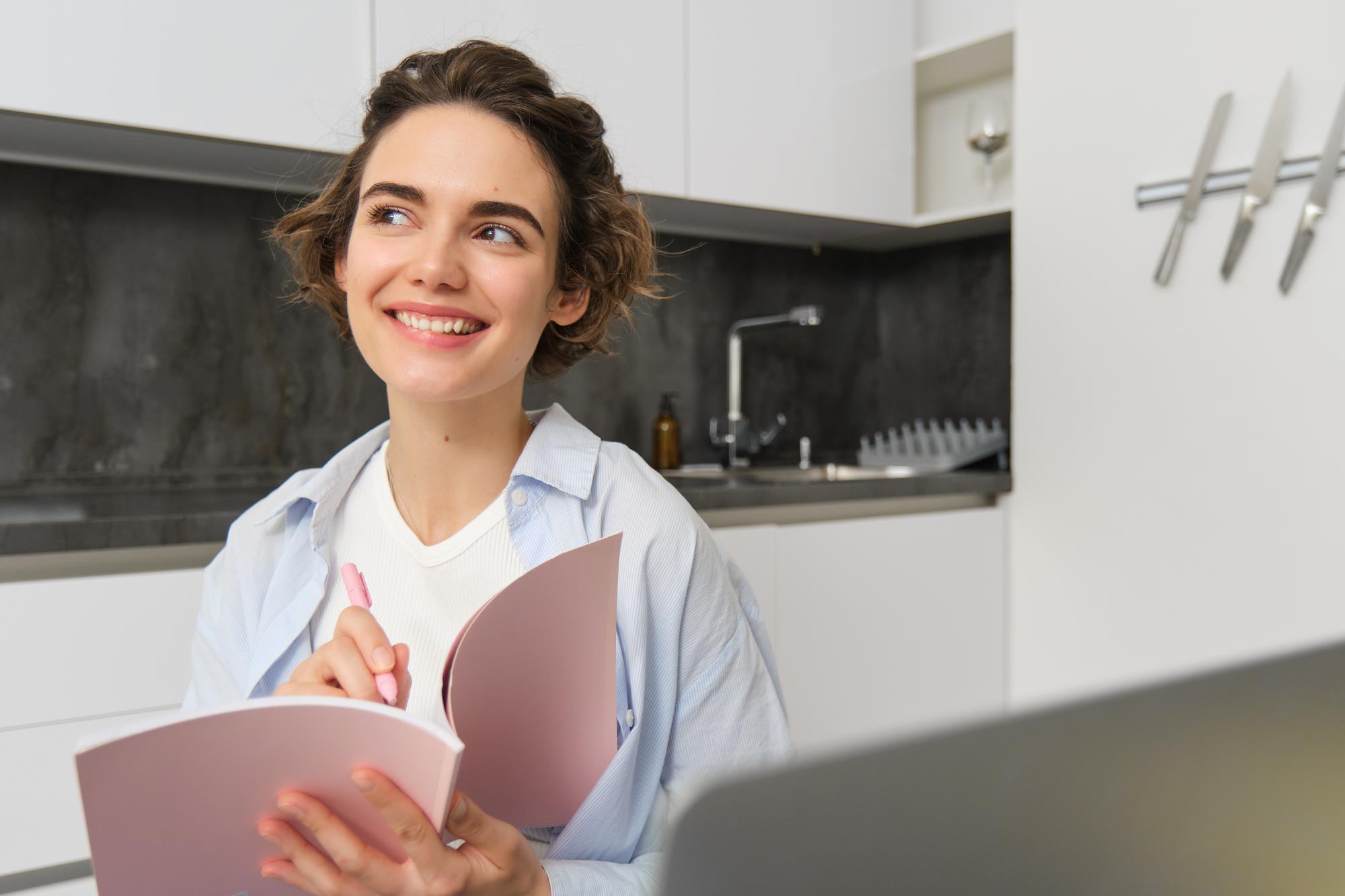 Fondatore che accoglie in cucina