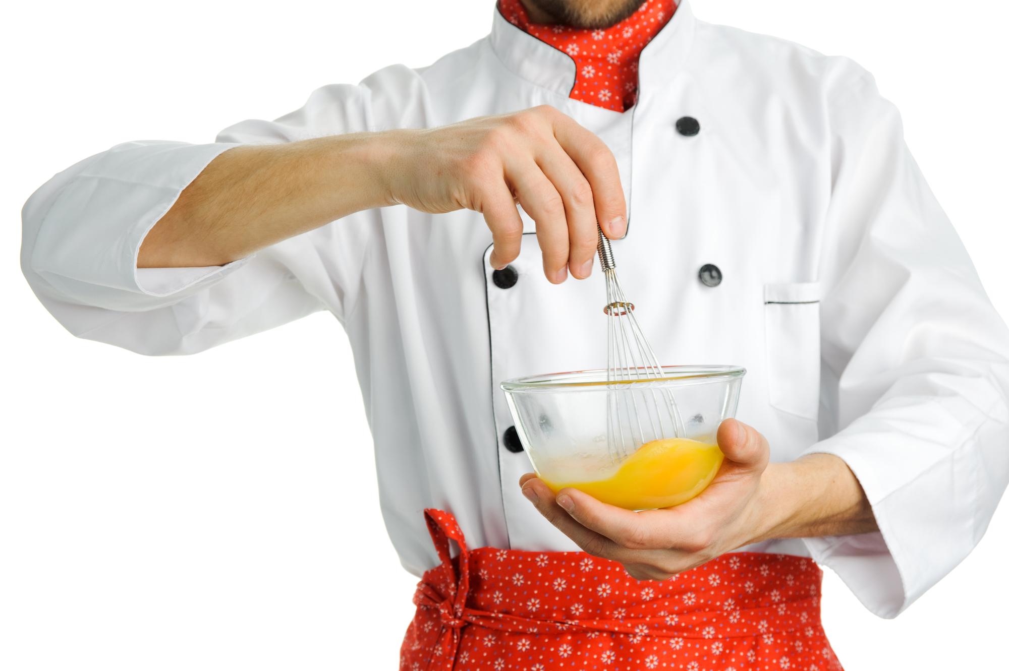 Chef che dosa ingredienti su una bilancia